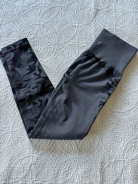 ZYIA Women’s Black & Charcoal Camo Performance Leggings